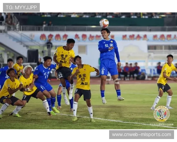 红河2-1逆转德宏，邵奕驰补时绝杀，球员携外公遗像庆祝